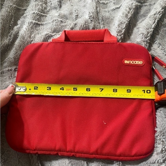 Incase Red Nylon Fits All iPads - Picture 10 of 11
